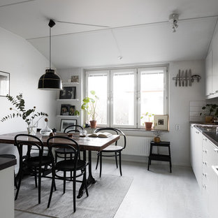 Idéer för att renovera ett minimalistiskt linjärt kök och matrum, med släta luckor, vita skåp, laminatgolv, grått golv, vitt stänkskydd och vita vitvaror