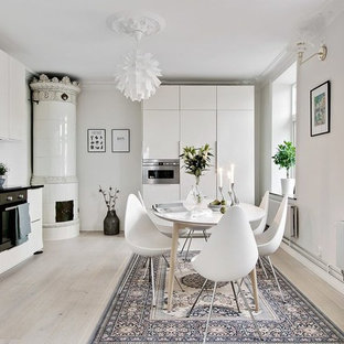 Idéer för att renovera ett mellanstort minimalistiskt kök, med släta luckor, vita skåp, stänkskydd i mosaik, integrerade vitvaror, ljust trägolv, vitt stänkskydd och vitt golv