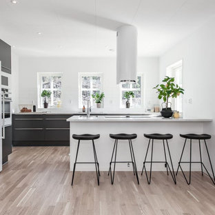 Inspiration för mellanstora moderna vitt u-kök, med en undermonterad diskho, släta luckor, svarta skåp, en halv köksö och beiget golv