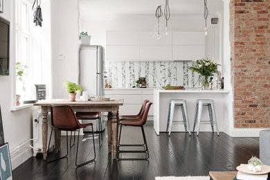 Exempel på ett mellanstort skandinaviskt kök, med släta luckor, vita skåp, rostfria vitvaror, en halv köksö, laminatbänkskiva och mörkt trägolv