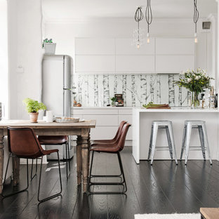 Ispirazione per una cucina scandinava di medie dimensioni con ante lisce, ante bianche, elettrodomestici in acciaio inossidabile, penisola, top in laminato e parquet scuro