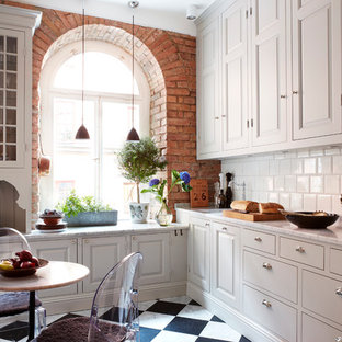 Idee per una cucina country di medie dimensioni con lavello sottopiano, ante con bugna sagomata, ante beige, top in marmo, paraspruzzi bianco, paraspruzzi con piastrelle diamantate, pavimento con piastrelle in ceramica e nessuna isola