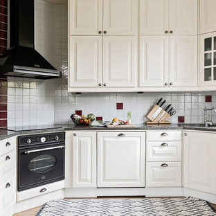 Idéer för att renovera ett mellanstort minimalistiskt u-kök, med vita skåp, granitbänkskiva, flerfärgad stänkskydd, svarta vitvaror och luckor med upphöjd panel