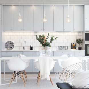 Inspiration för mellanstora skandinaviska kök med öppen planlösning, med ljust trägolv och beiget golv
