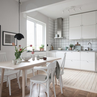 Idéer för små minimalistiska linjära kök och matrum, med släta luckor, vita skåp, bänkskiva i rostfritt stål, vitt stänkskydd, rostfria vitvaror, ljust trägolv och beiget golv