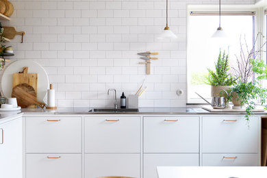 Idéer för att renovera ett mellanstort minimalistiskt kök, med en enkel diskho, släta luckor, vita skåp, bänkskiva i kvarts och rostfria vitvaror