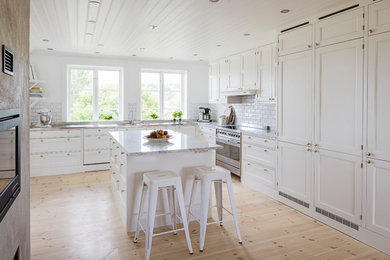 Foto på ett vintage kök och matrum, med skåp i shakerstil, vita skåp, marmorbänkskiva och en köksö