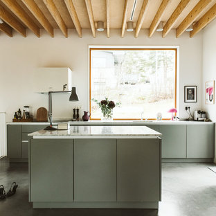 Idéer för minimalistiska vitt l-kök, med en undermonterad diskho, släta luckor, grå skåp, integrerade vitvaror, betonggolv, en köksö och grått golv