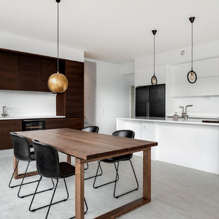 Diseño de cocina comedor escandinava con armarios con paneles lisos, puertas de armario blancas, salpicadero blanco, una isla, suelo gris y encimeras blancas