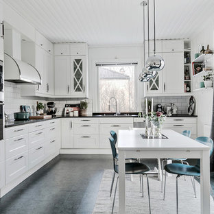 Foto på ett minimalistiskt kök, med luckor med infälld panel, vita skåp, bänkskiva i onyx, vitt stänkskydd, linoleumgolv, grått golv, en undermonterad diskho, stänkskydd i tunnelbanekakel och rostfria vitvaror