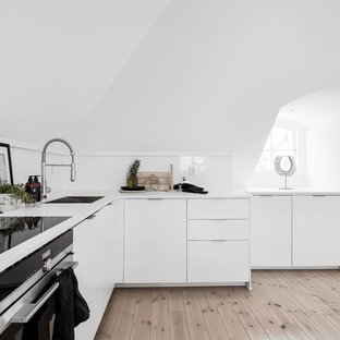 Idéer för ett avskilt, mellanstort nordiskt vit l-kök, med släta luckor, vita skåp, en nedsänkt diskho, ljust trägolv och beiget golv