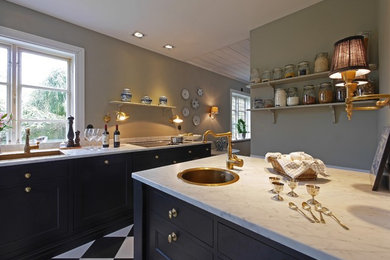 Bild på ett vintage linjärt kök, med en nedsänkt diskho, luckor med infälld panel, svarta skåp, marmorbänkskiva, en köksö och klinkergolv i keramik