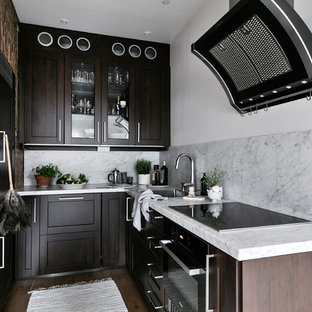Foto på ett litet minimalistiskt grå kök, med luckor med glaspanel, skåp i mörkt trä, marmorbänkskiva, grått stänkskydd, stänkskydd i marmor, en nedsänkt diskho, svarta vitvaror, mellanmörkt trägolv och brunt golv