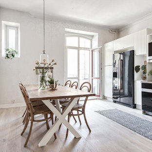 Idéer för ett stort minimalistiskt kök, med vita skåp och svarta vitvaror