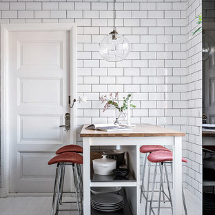 Inspiration för ett litet nordiskt kök och matrum, med målat trägolv och vitt golv