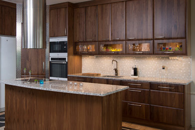 他の地域にある中くらいなトランジショナルスタイルのおしゃれなキッチン (シングルシンク、濃色木目調キャビネット、御影石カウンター、白いキッチンパネル、ガラスタイルのキッチンパネル、白い調理設備、ベージュの床) の写真