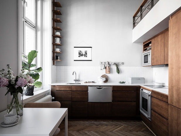 Scandinavian Kitchen by Entrance Fastighetsmäkleri