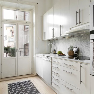 Inspiration för ett minimalistiskt grå linjärt grått kök, med en undermonterad diskho, släta luckor, vita skåp, marmorbänkskiva, grått stänkskydd, stänkskydd i marmor, vita vitvaror och ljust trägolv