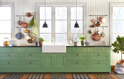 7 Reasons to Hang Your Pots and Pans on a Rail