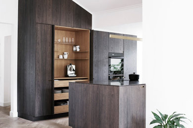 Immagine di una cucina scandinava con top in marmo