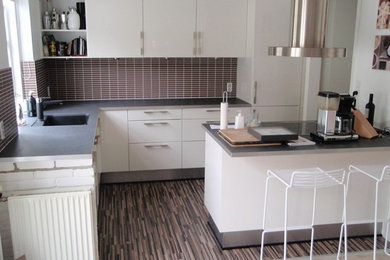 Minimalist kitchen photo in Esbjerg