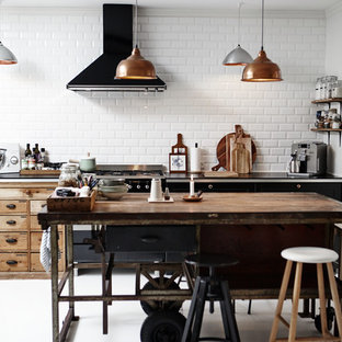 Foto de cocina urbana, de tamaño medio, con una isla