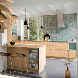 Immagine di una cucina nordica di medie dimensioni con ante lisce, ante in legno chiaro, paraspruzzi verde, paraspruzzi con piastrelle a mosaico, penisola, lavello integrato, top in legno e pavimento in linoleum