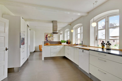 Design ideas for a farmhouse kitchen in Esbjerg.