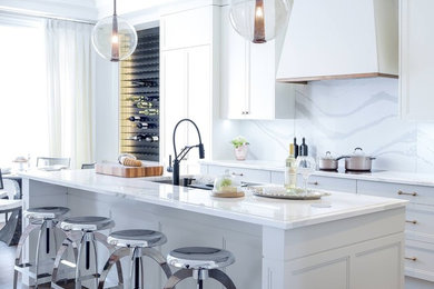 Idéer för att renovera ett vintage vit vitt kök och matrum, med luckor med profilerade fronter, vita skåp och en köksö