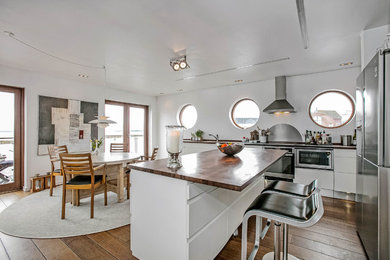 Идея дизайна: кухня в морском стиле с обеденным столом и островом