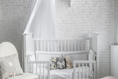На фото: нейтральная комната для малыша среднего размера в стиле неоклассика (современная классика)