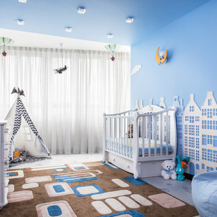 Foto di una cameretta per neonato design di medie dimensioni con pavimento in sughero, pareti blu e pavimento multicolore