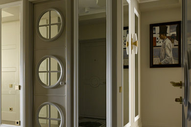 Imagen de recibidores y pasillos tradicionales renovados grandes con suelo de mármol, suelo beige y paredes beige
