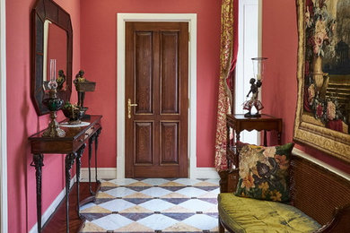 Foto de recibidores y pasillos clásicos con paredes rojas