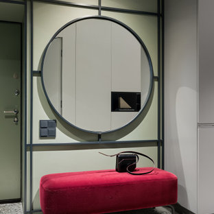 Exempel på en modern hall, med gröna väggar, terrazzogolv och grått golv