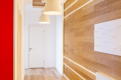 Свежая идея для дизайна: коридор среднего размера: освещение в современном стиле с бежевыми стенами, светлым паркетным полом и коричневым полом - отличное фото интерьера