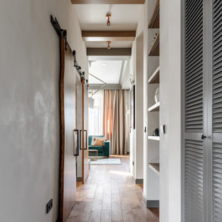 Cette photo montre un couloir avec un plafond en poutres apparentes.