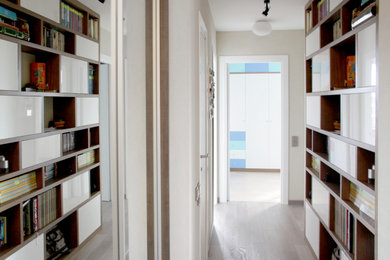 Источник вдохновения для домашнего уюта: коридор в современном стиле с серыми стенами, паркетным полом среднего тона и серым полом