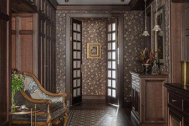 Imagen de recibidores y pasillos clásicos con paredes marrones y suelo marrón