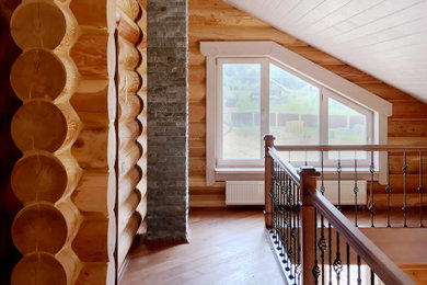 Стильный дизайн: большой коридор в классическом стиле с коричневыми стенами, паркетным полом среднего тона, коричневым полом, деревянным потолком и деревянными стенами - последний тренд