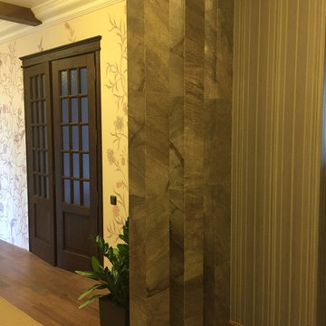 Каменные колонны в коридоре квартиры