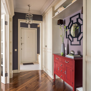 Exemple d'un couloir chic avec un mur violet, un sol en bois brun et un sol marron.