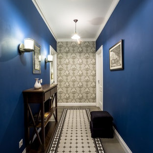 Réalisation d'un couloir tradition avec un mur bleu.