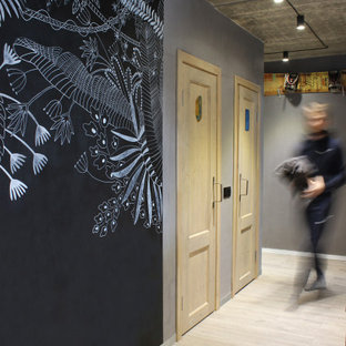 Idée de décoration pour un petit couloir urbain avec un mur gris, sol en stratifié et un sol gris.
