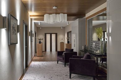 Ispirazione per un ingresso o corridoio minimal con pareti beige e pavimento in legno massello medio