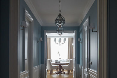 На фото: коридор: освещение в классическом стиле с синими стенами и паркетным полом среднего тона с