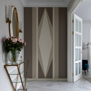 Foto di un ingresso o corridoio chic con pareti grigie e pavimento bianco