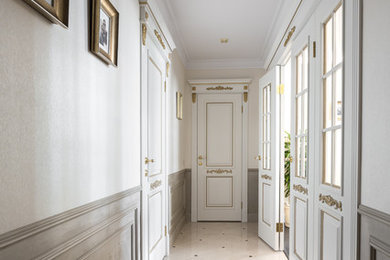 Foto di un ingresso o corridoio tradizionale di medie dimensioni con pareti bianche, pavimento in gres porcellanato e pavimento beige