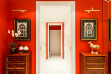 Foto de recibidores y pasillos eclécticos de tamaño medio con paredes rojas y iluminación
