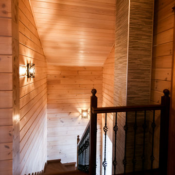 Лестничный холл в деревянном домк из клееного бруса